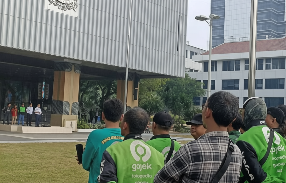 Topics Covered: Jeritan Ojol di Balai Kota: Dapat Goceng, Rp2 Ribu Habis Buat Parkir