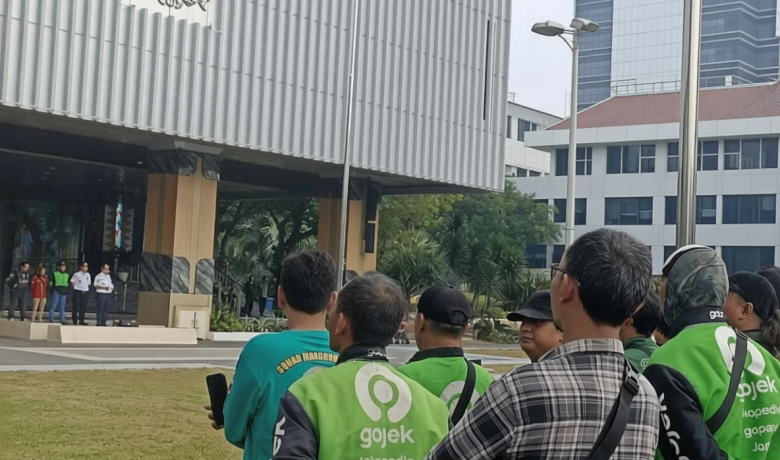 Topics Covered: Jeritan Ojol di Balai Kota: Dapat Goceng, Rp2 Ribu Habis Buat Parkir