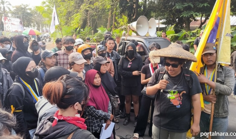 Special Plan: Warga Desa Sukajaya Demo Kantor Bupati Bogor Minta Camat Dicopot