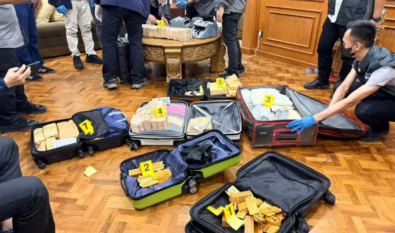 Polisi Temukan 74 Kilo Emas Batangan dan Dolar Saat Geledah Rumah di Sentul