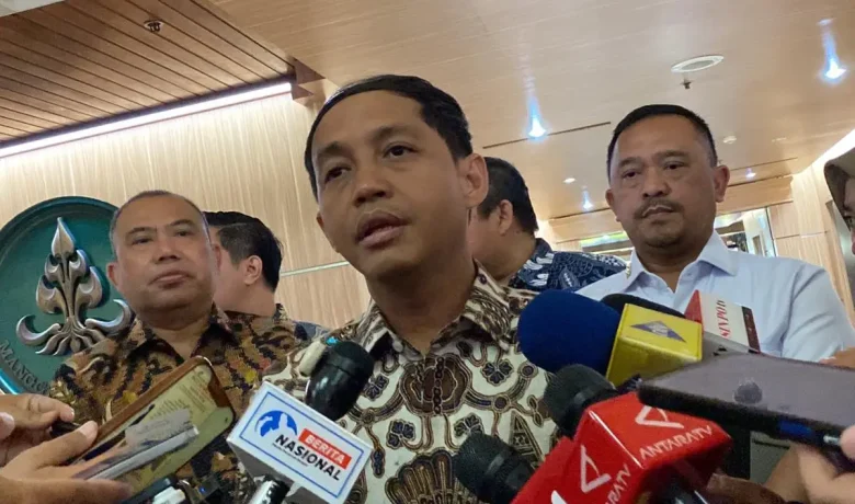 KPK Harus Usut Amplop Isi Uang yang Diterima Raja Juli