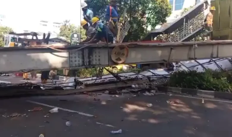 Topics Covered: Jakarta Dikepung Macet Imbas Pembongkaran JPO Tendean