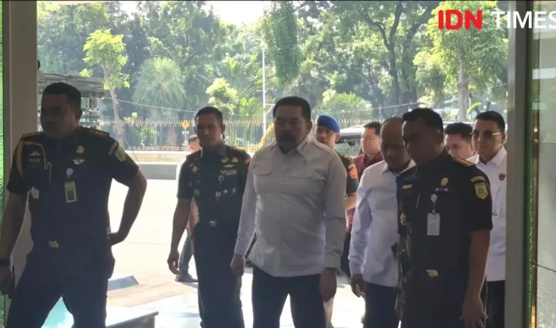 Topics Covered: Menhan Kumpulkan Satgas PKH, Jaksa Agung Hadir, Kapolri dan Plt Jampidsus Absen