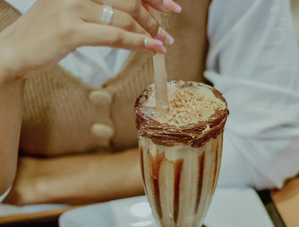 free-photo-of-woman-hand-holding-sweet-drink-with-chocolate-8e0730e43c5d152ee388034ffdc10295-c228fcc8659ef6db135b4d82ba53c53f