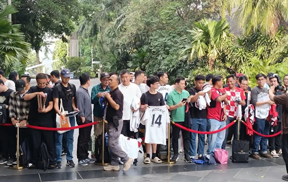 Kala Fans Cuma Bisa Melongo Lihat AC Milan Turun dari Bus