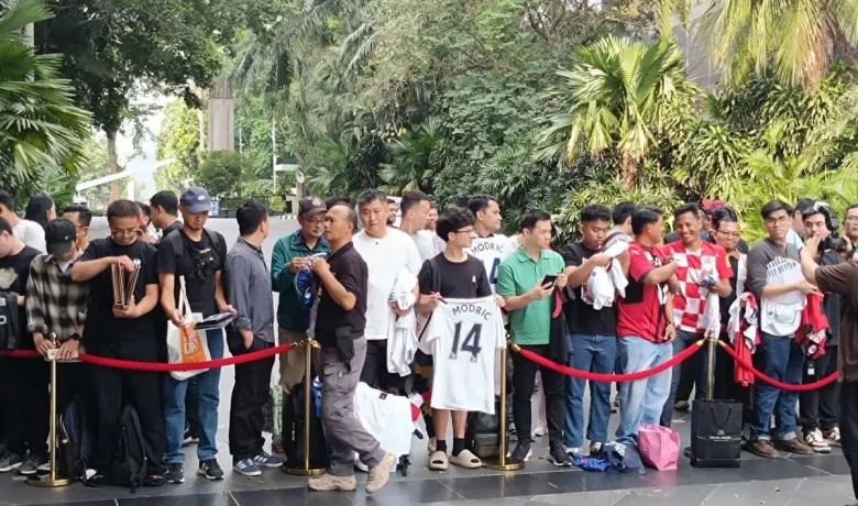 Kala Fans Cuma Bisa Melongo Lihat AC Milan Turun dari Bus