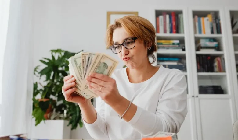 5 Tanda Kamu Terjebak Lifestyle Inflation, Gaji Naik Saldo Tetap Tipis