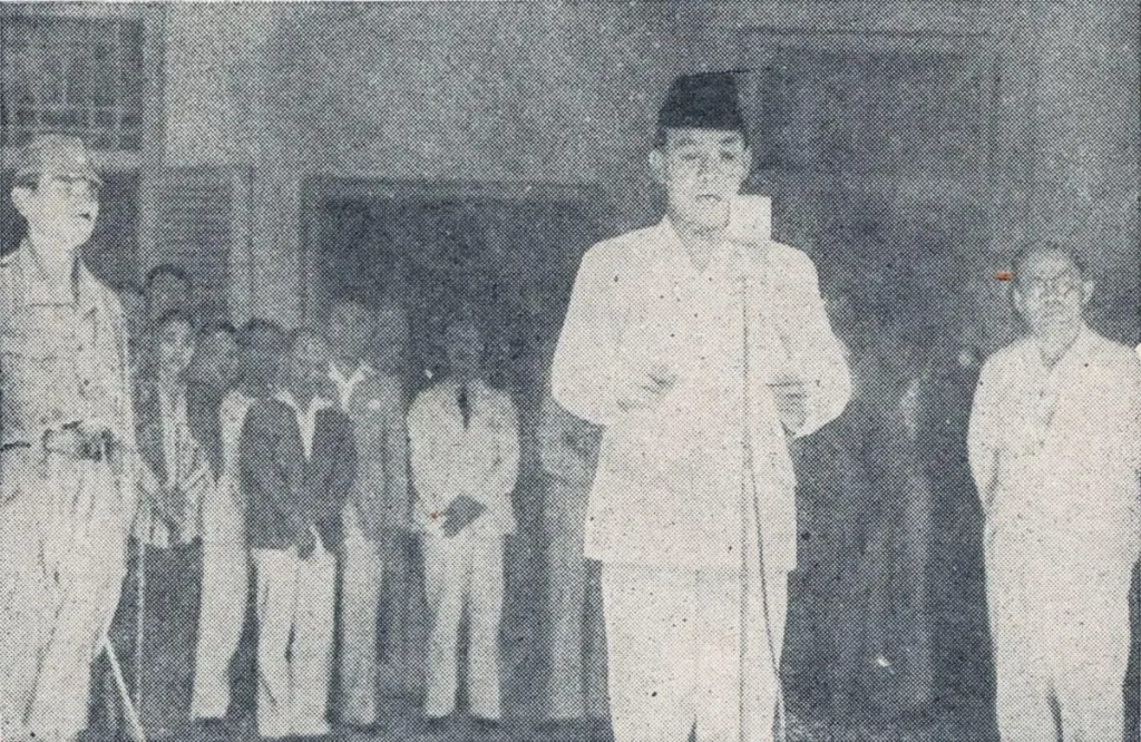 sukarno_reading_the_proclamation-_bung_karno_penjambung_lidah_rakjat_233_4784bfe9-e174-4cc1-80de-197ded3db96a