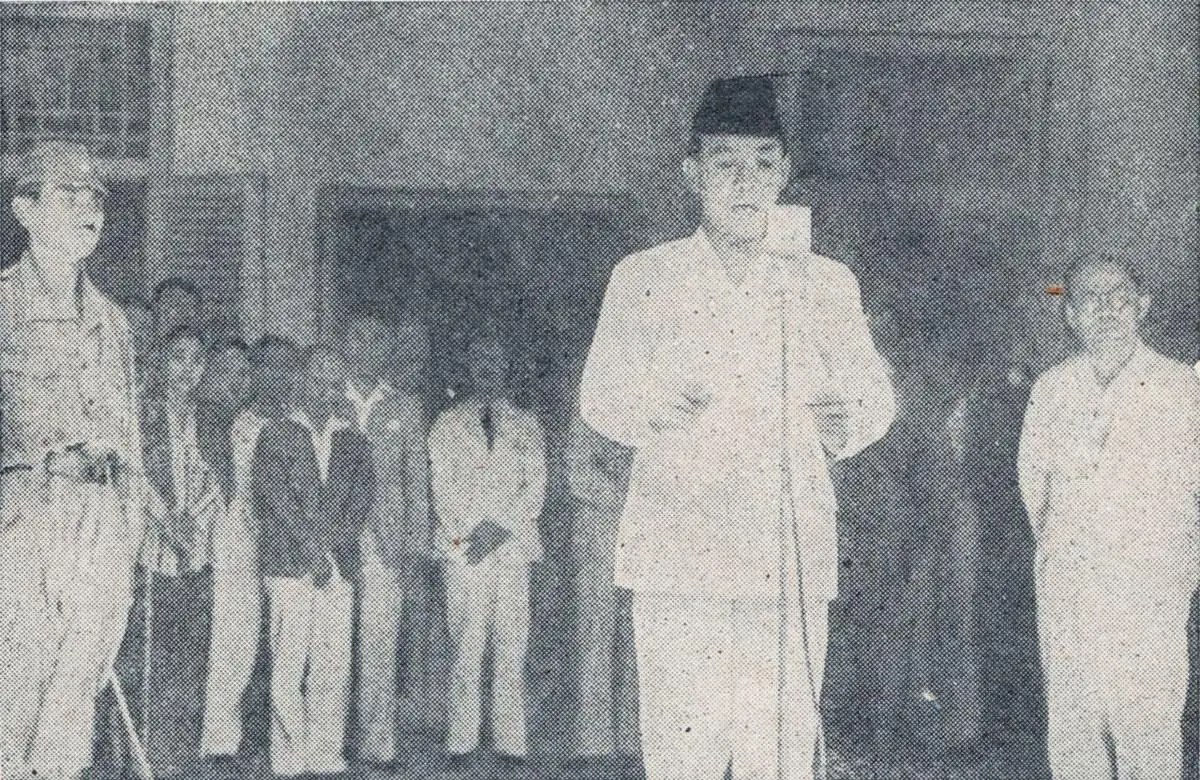 sukarno_reading_the_proclamation-_bung_karno_penjambung_lidah_rakjat_233_4784bfe9-e174-4cc1-80de-197ded3db96a