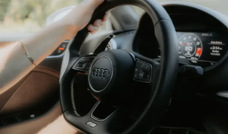 Bahaya Fatal Memegang Setir Mobil hanya dengan Satu Tangan